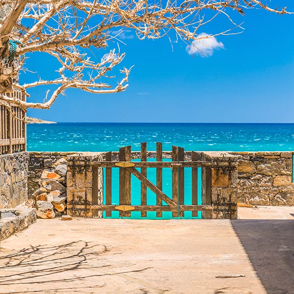 Utsikt över en grind och havet i Heraklion på Kreta, flyg till Heraklion med Norwegian