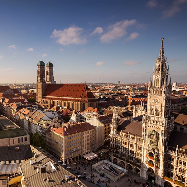 Utsikt över Marienplatz i München, flyg till München med Norwegian