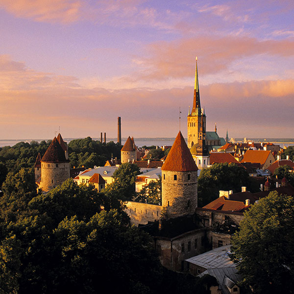 Utsikt över Gamla stan i Tallinn, flyg till Tallinn med Norwegian