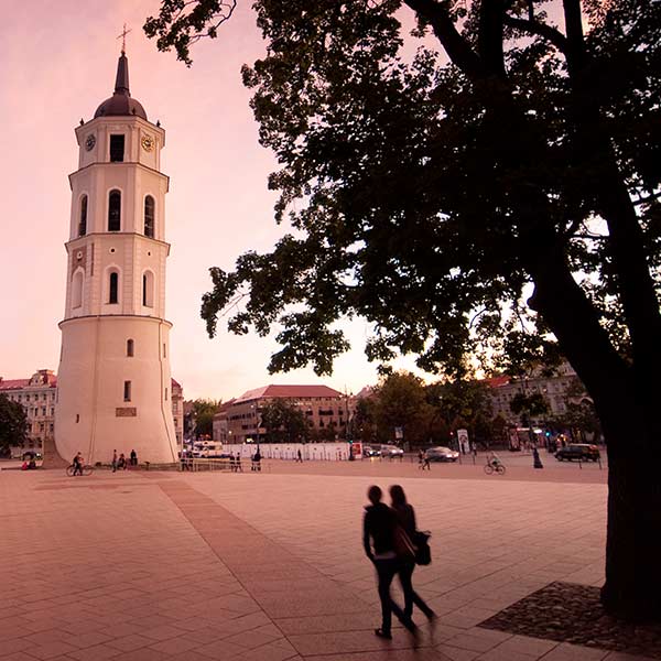 Utsikt över katedralstorget i Vilnius, flyg till Vilnius med Norwegian